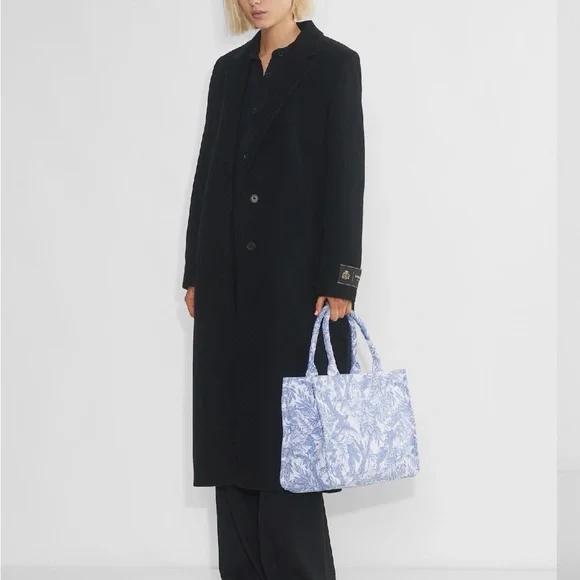 Aritzia Blue and White Patterned Keep Tote Bag Size One - Picture 10 of 10